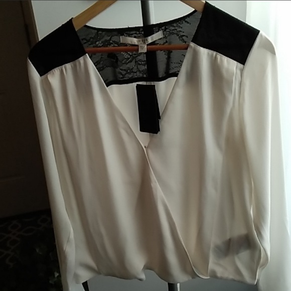 NWT Guess “Glenda” wrap blouse - Picture 4 of 7